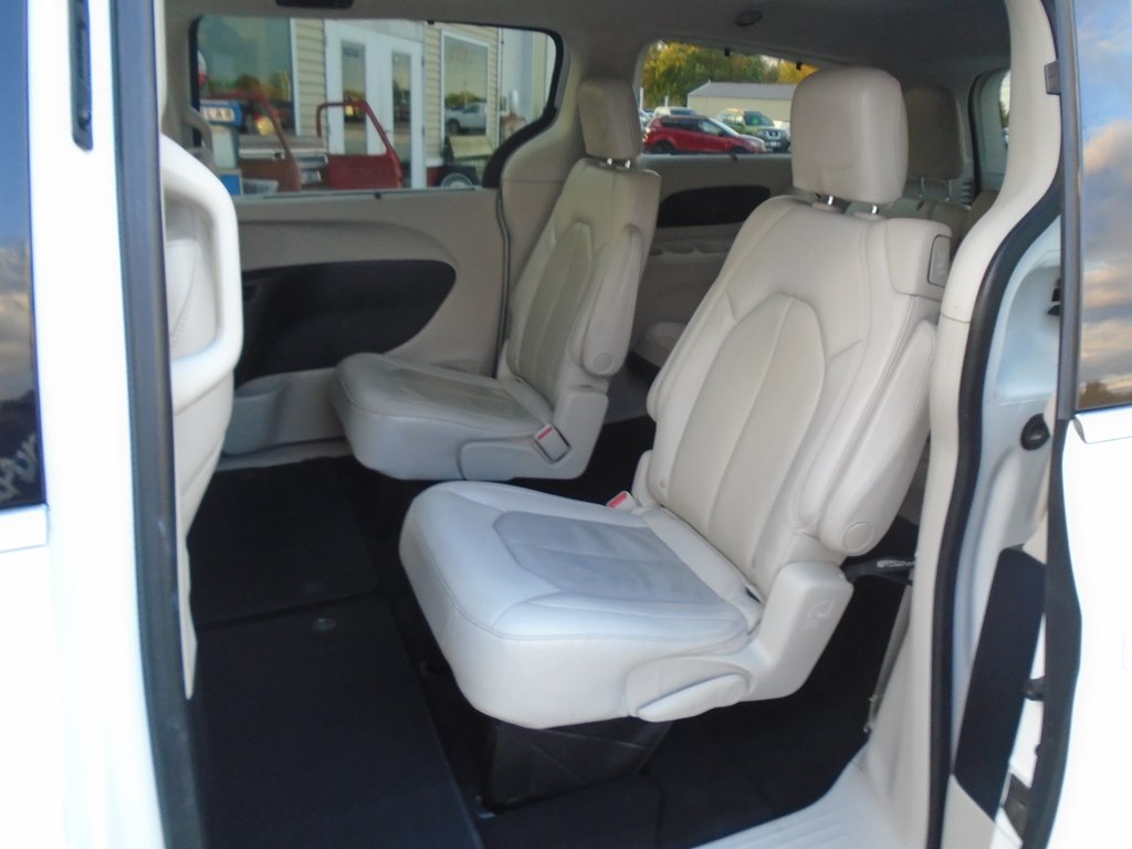 Photo 25 of this CHRYSLER PACIFICA