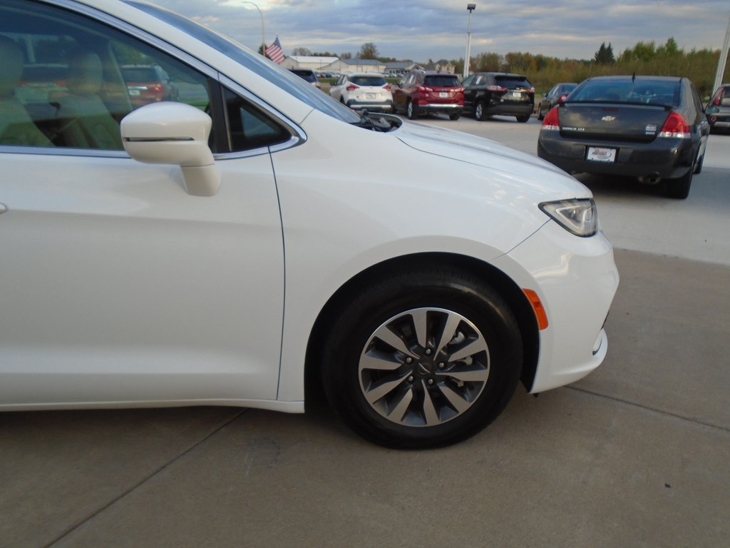 Photo 8 of this CHRYSLER PACIFICA