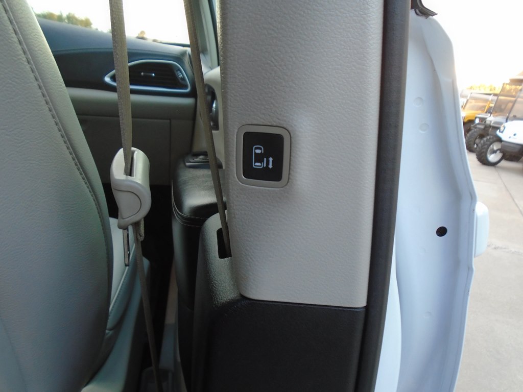 Photo 39 of this CHRYSLER PACIFICA