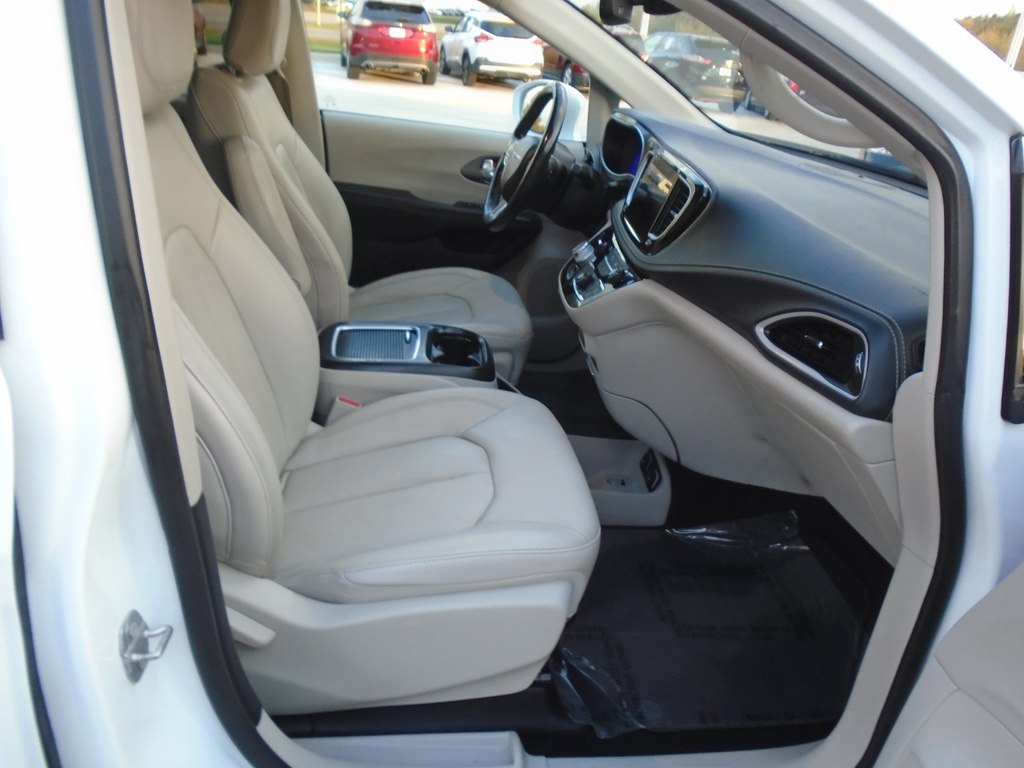 Photo 29 of this CHRYSLER PACIFICA