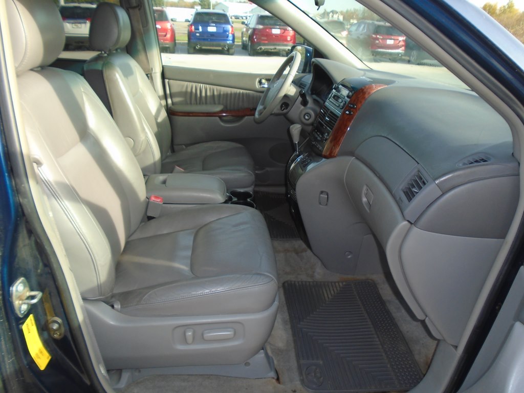 Photo 25 of this TOYOTA SIENNA