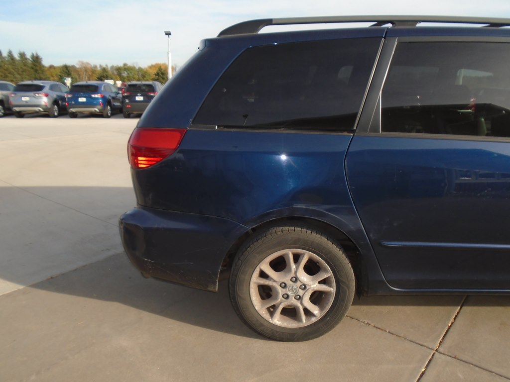 Photo 11 of this TOYOTA SIENNA