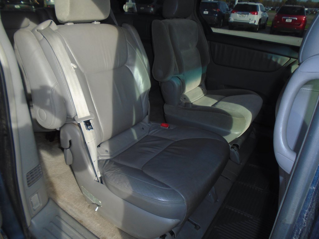 Photo 33 of this TOYOTA SIENNA