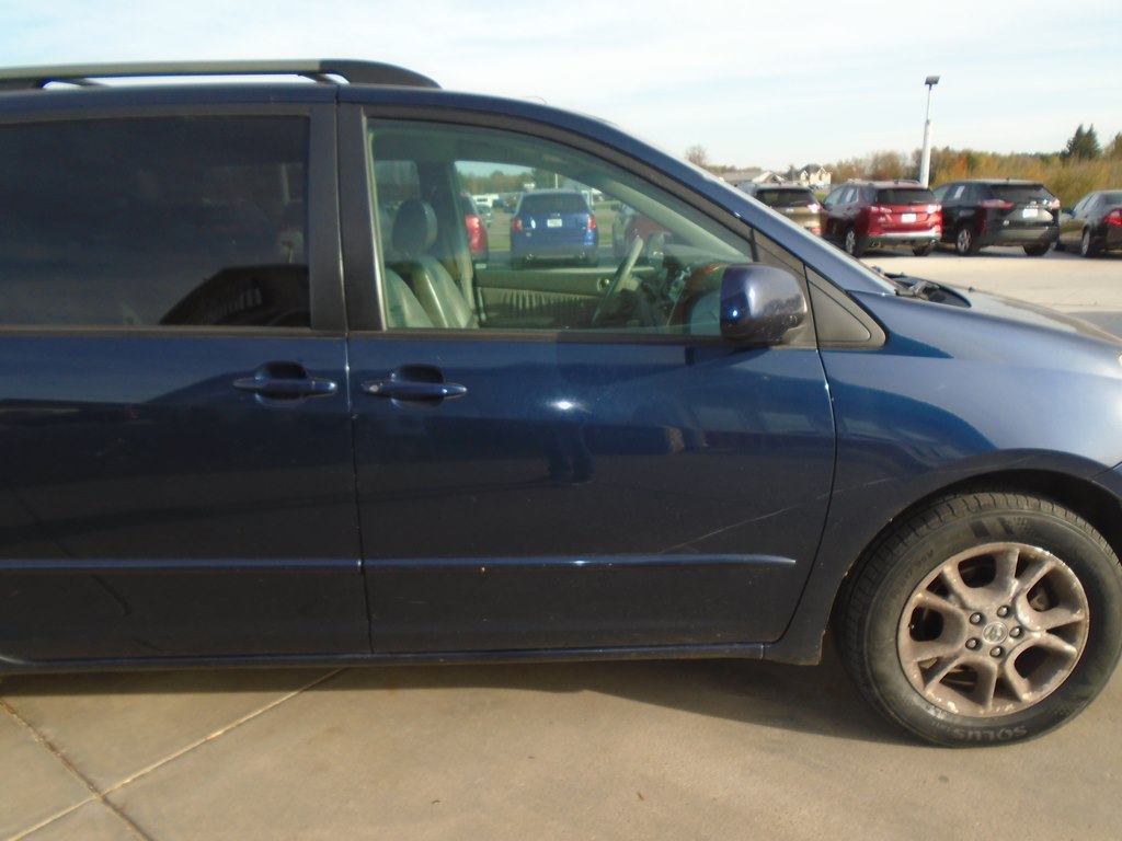 Photo 9 of this TOYOTA SIENNA