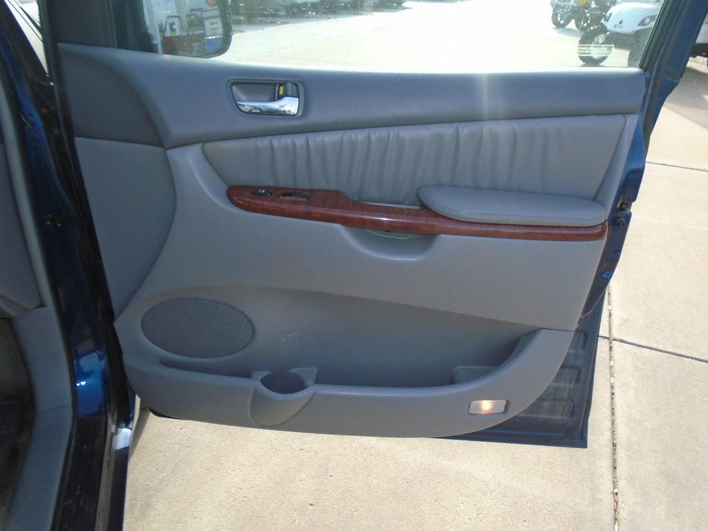 Photo 27 of this TOYOTA SIENNA
