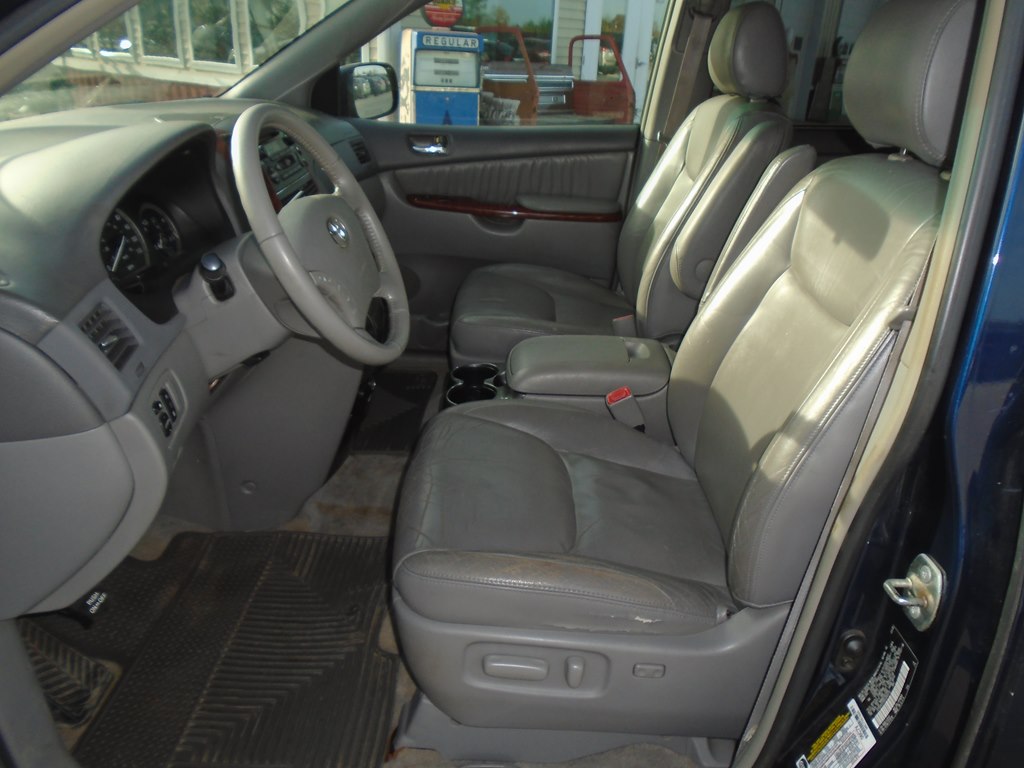 Photo 14 of this TOYOTA SIENNA
