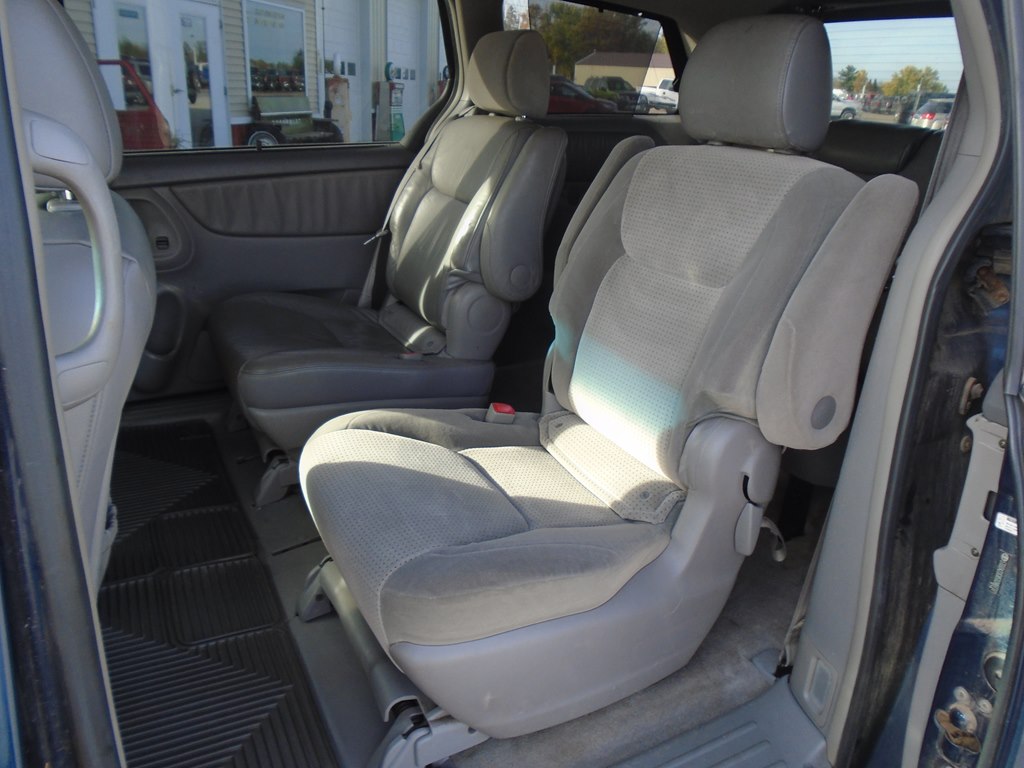 Photo 23 of this TOYOTA SIENNA