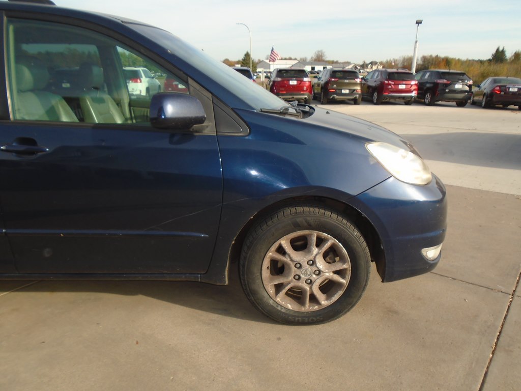 Photo 8 of this TOYOTA SIENNA