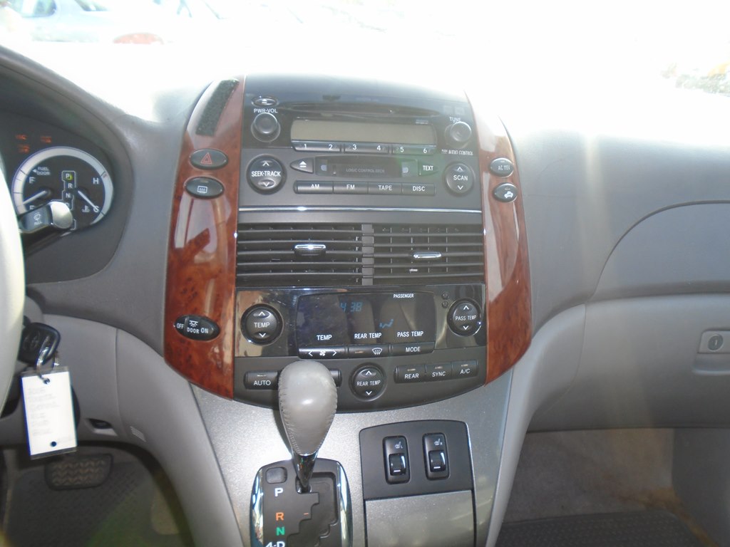 Photo 40 of this TOYOTA SIENNA