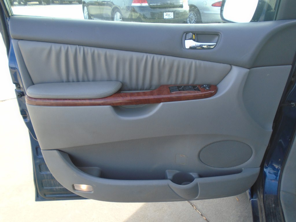 Photo 16 of this TOYOTA SIENNA