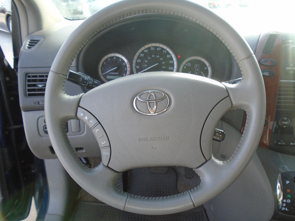Photo 35 of this TOYOTA SIENNA