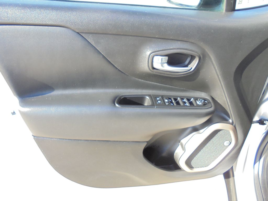 Photo 15 of this JEEP RENEGADE