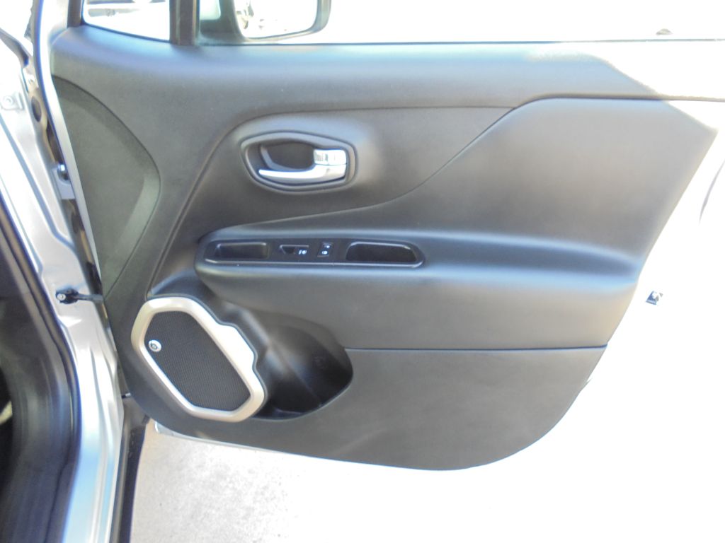 Photo 30 of this JEEP RENEGADE