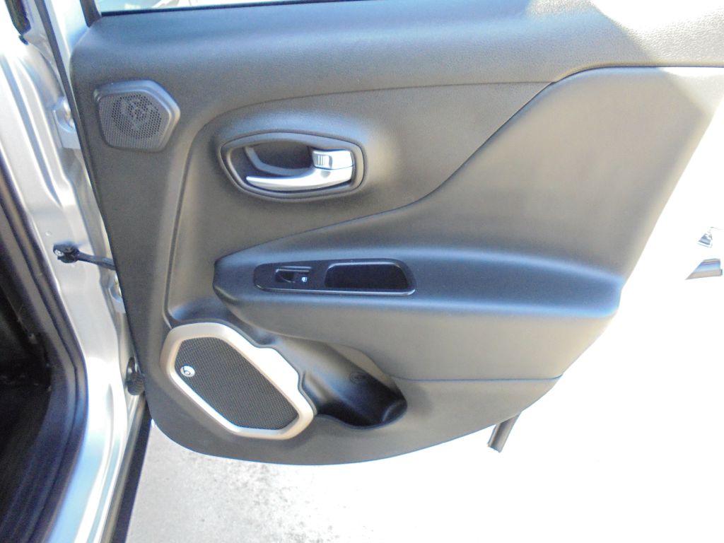 Photo 36 of this JEEP RENEGADE
