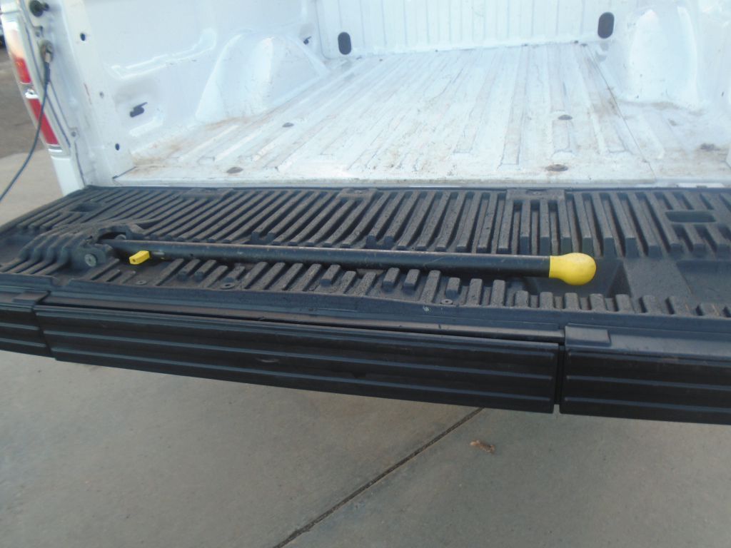 Photo 16 of this FORD F150 LARIAT