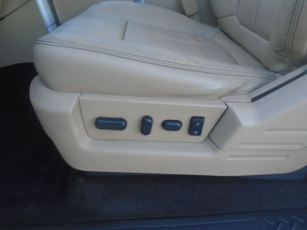 Photo 18 of this FORD F150 LARIAT