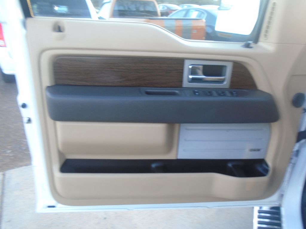 Photo 19 of this FORD F150 LARIAT
