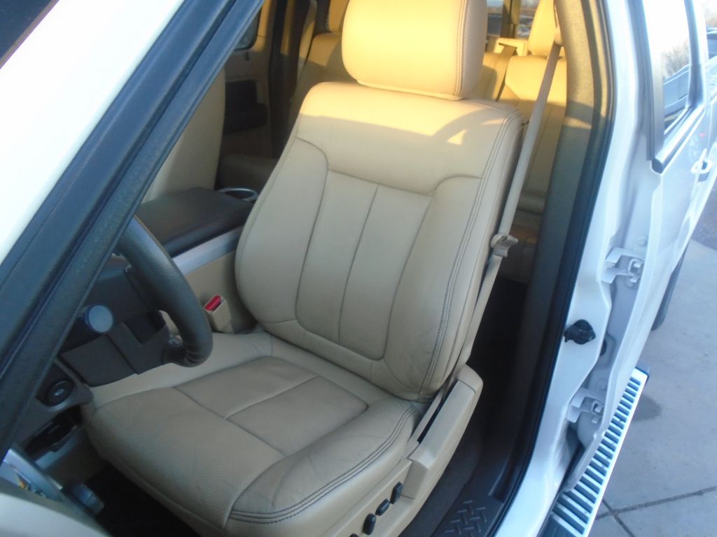 Photo 22 of this FORD F150 LARIAT