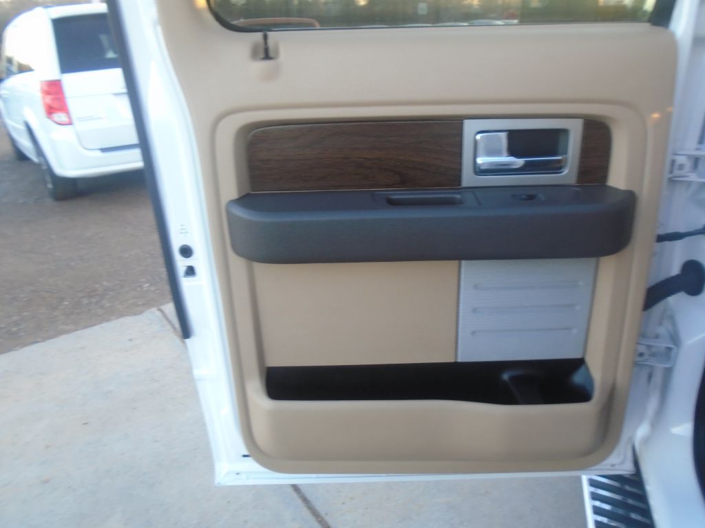 Photo 30 of this FORD F150 LARIAT