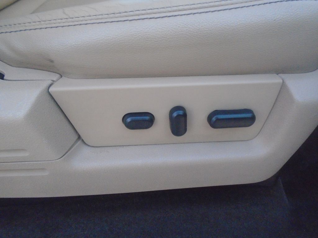 Photo 38 of this FORD F150 LARIAT