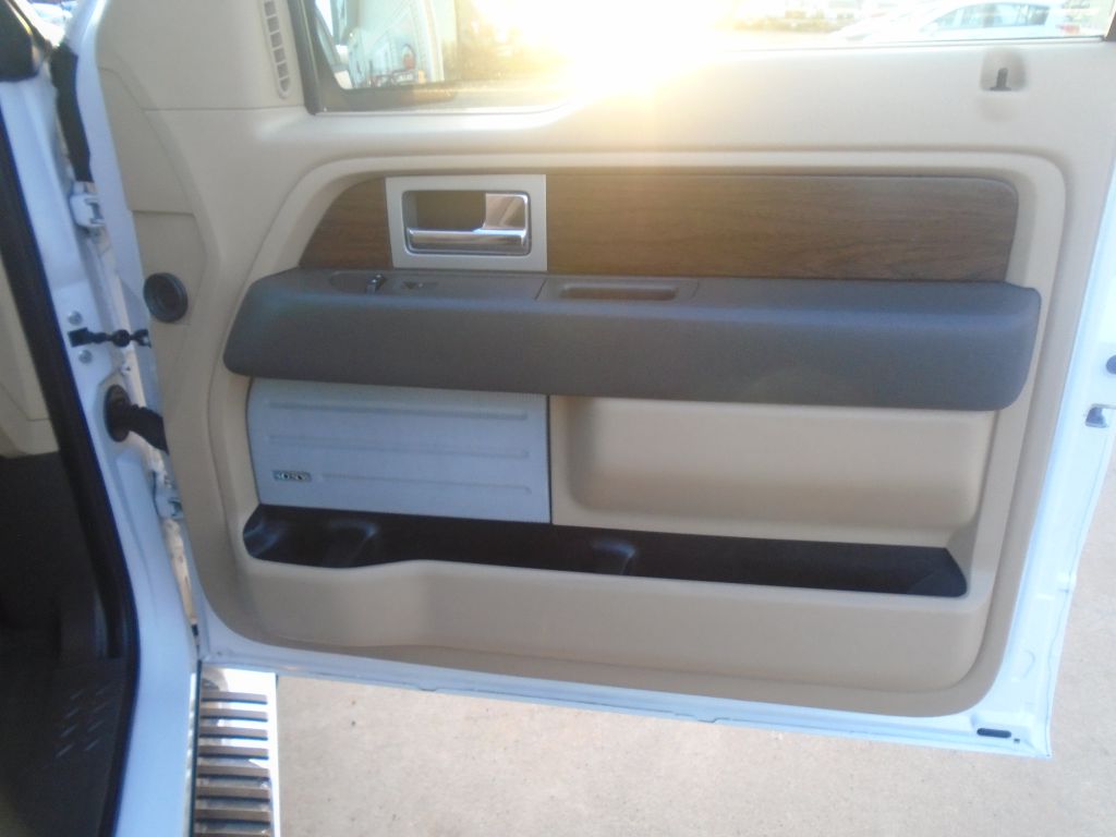 Photo 40 of this FORD F150 LARIAT