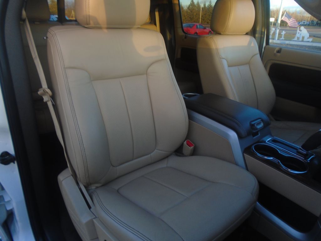 Photo 41 of this FORD F150 LARIAT