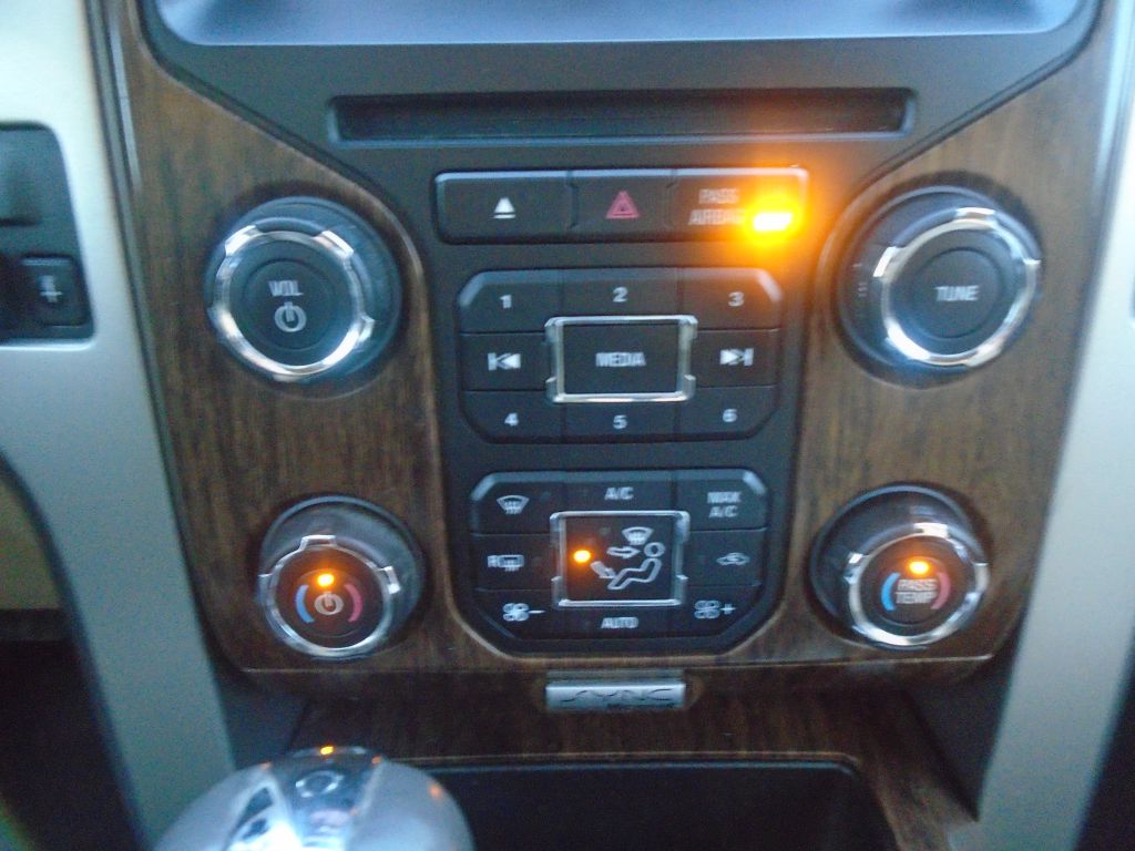 Photo 63 of this FORD F150 LARIAT