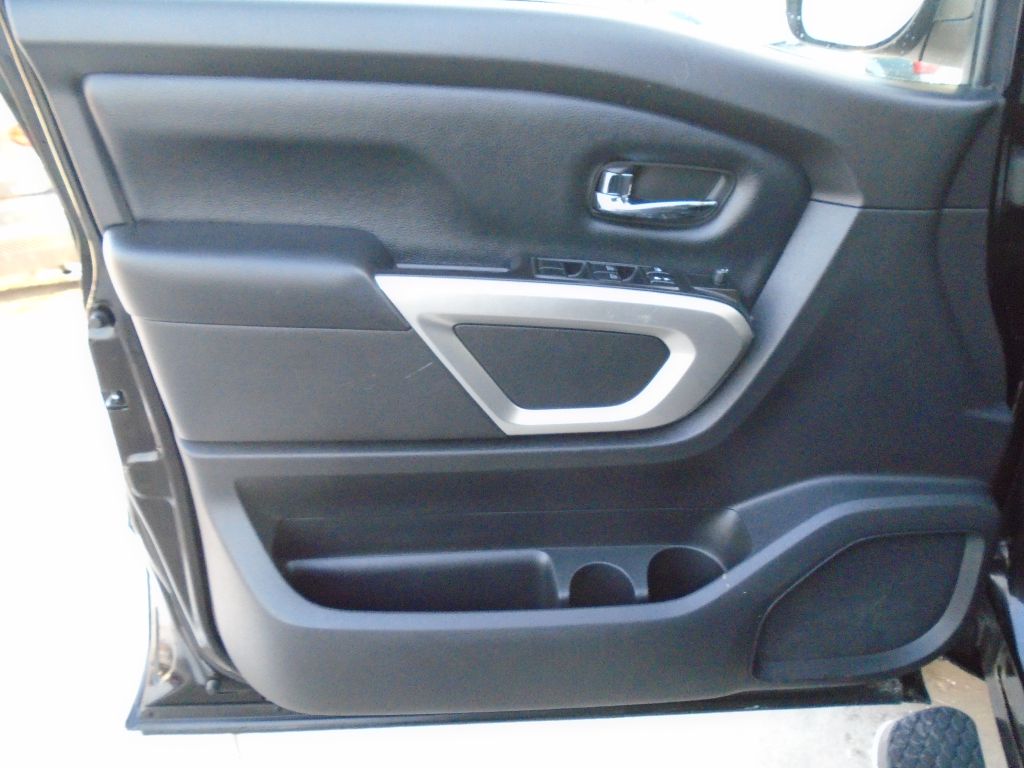 Photo 17 of this NISSAN TITAN
