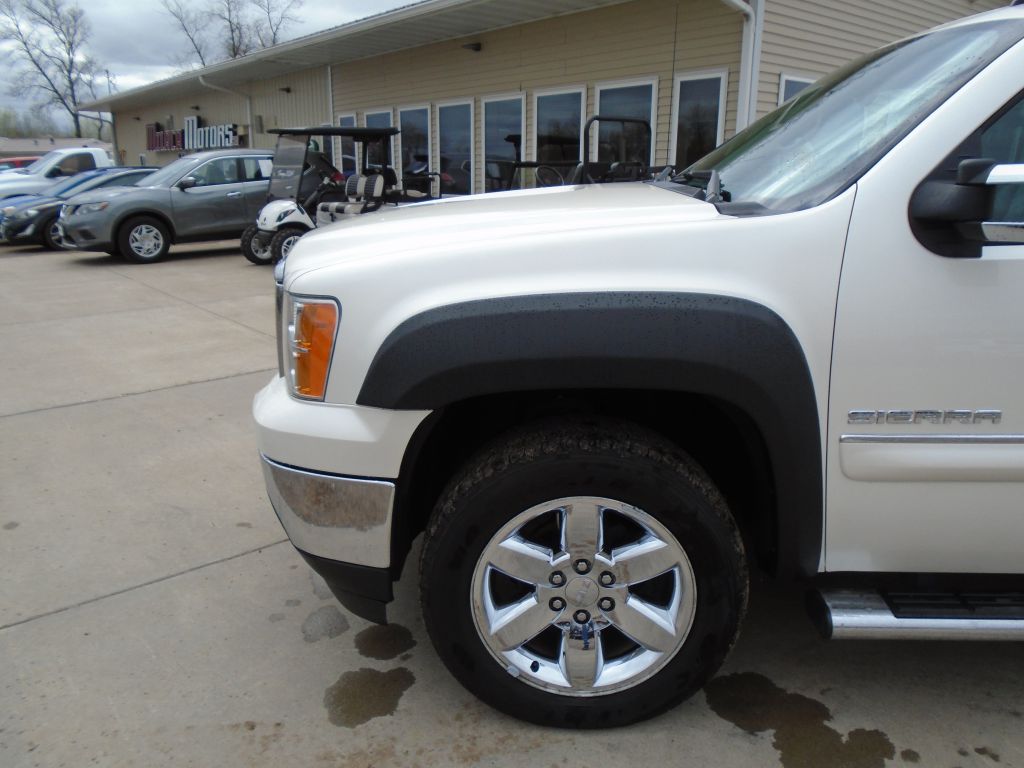 Photo 2 of this GMC SIERRA