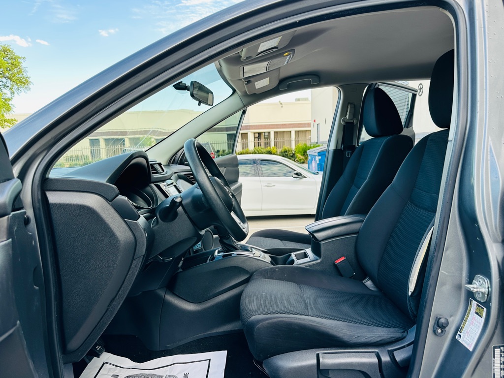 Photo 13 of this NISSAN ROGUE SPORT