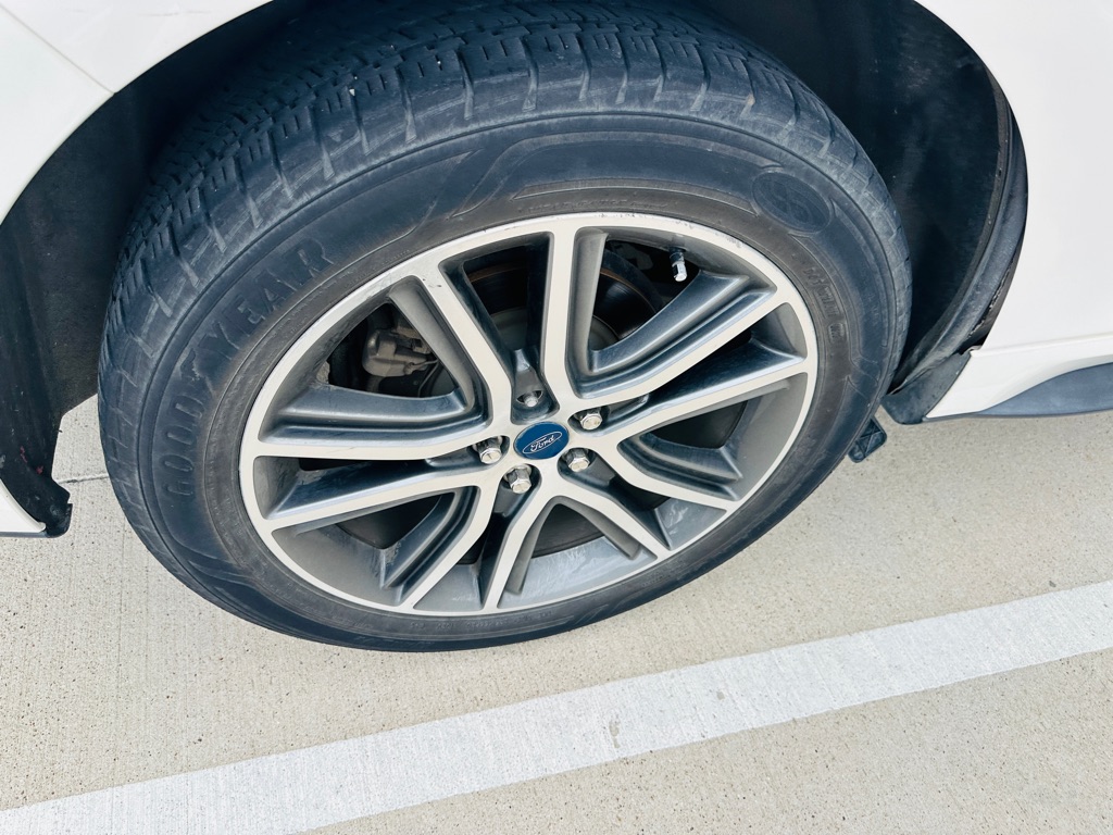 Photo 28 of this FORD EDGE