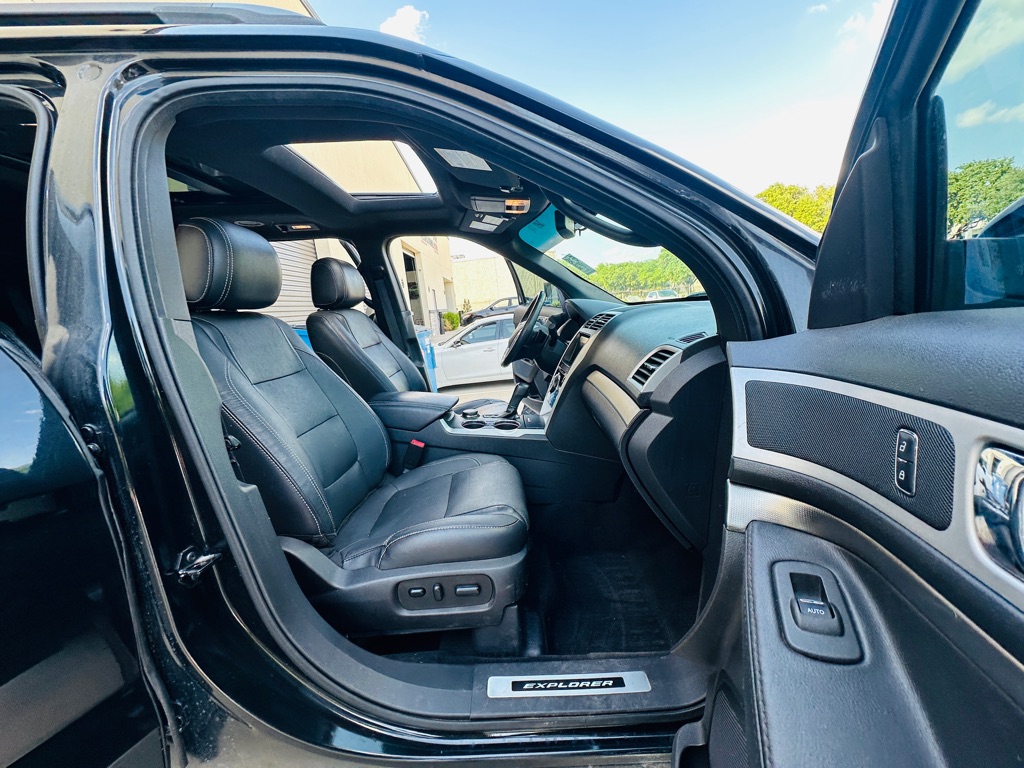 Photo 23 of this FORD EXPLORER