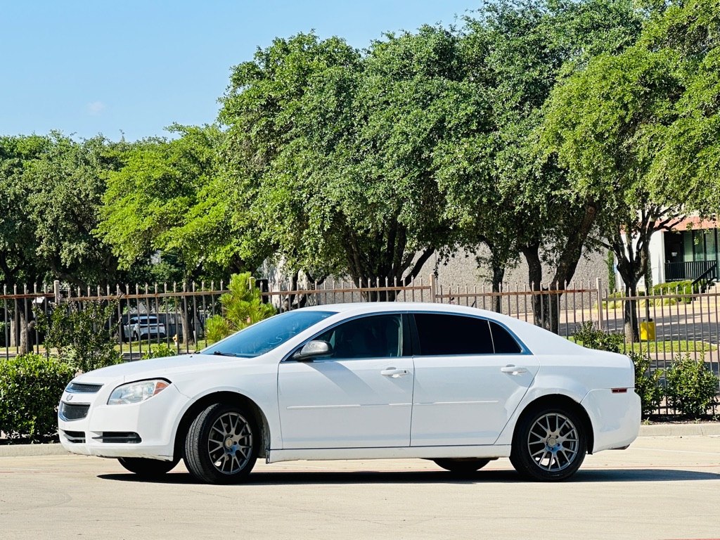 Photo 4 of this CHEVROLET MALIBU