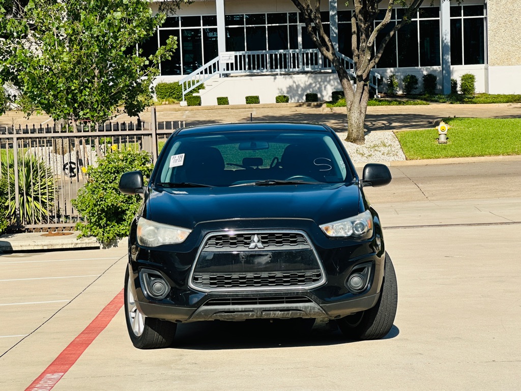 Photo 2 of this MITSUBISHI OUTLANDER SPORT