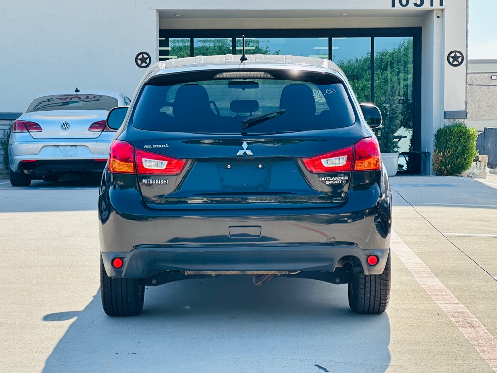Photo 6 of this MITSUBISHI OUTLANDER SPORT