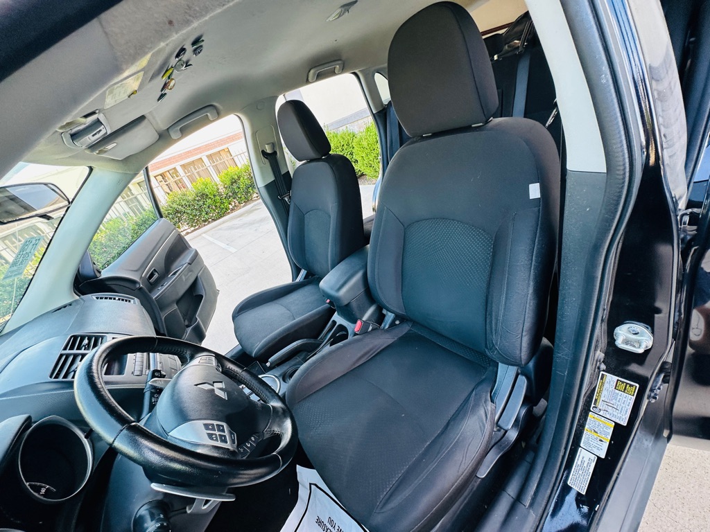 Photo 12 of this MITSUBISHI OUTLANDER SPORT