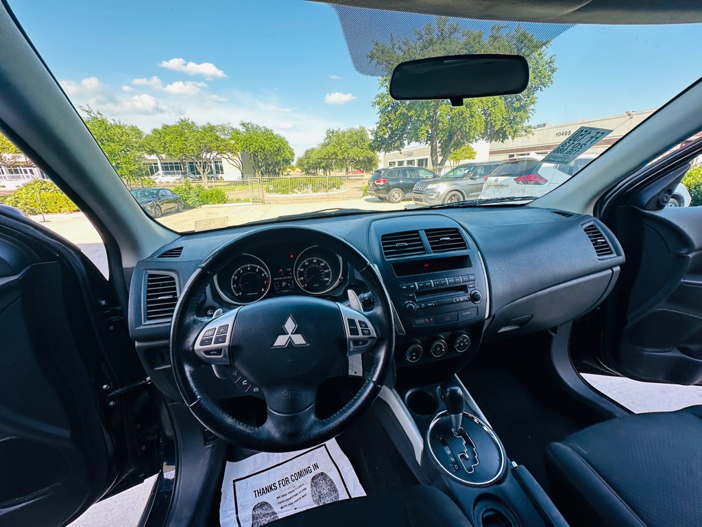 Photo 13 of this MITSUBISHI OUTLANDER SPORT
