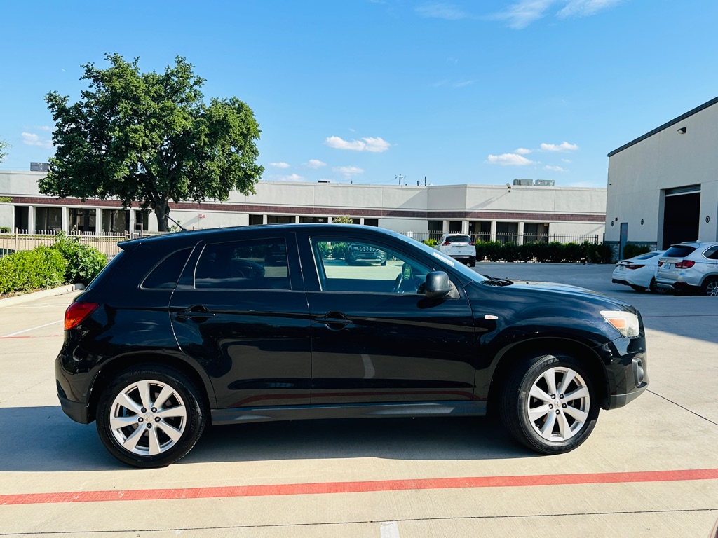 Photo 9 of this MITSUBISHI OUTLANDER SPORT