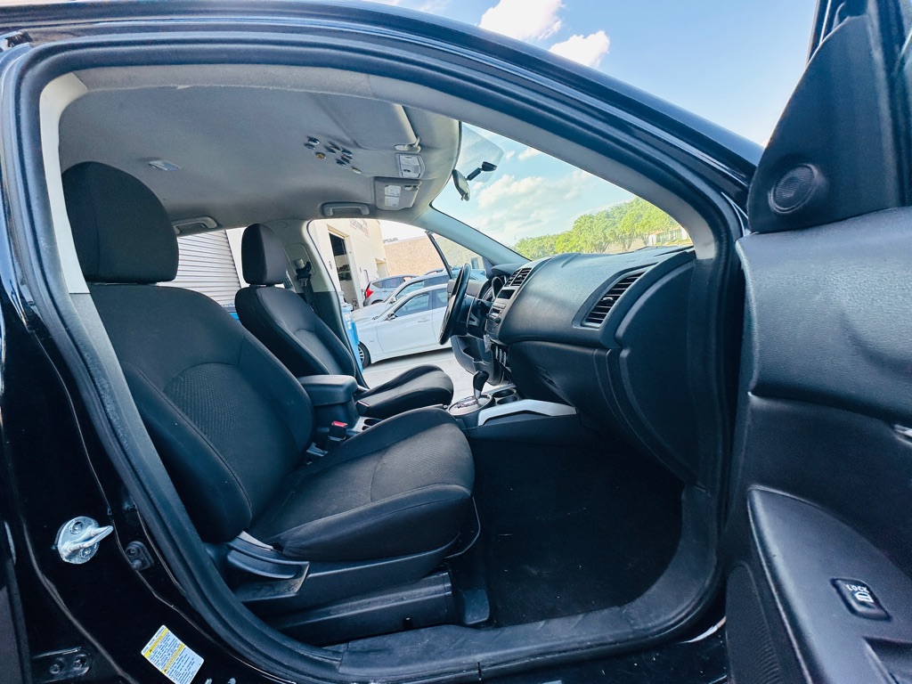 Photo 19 of this MITSUBISHI OUTLANDER SPORT