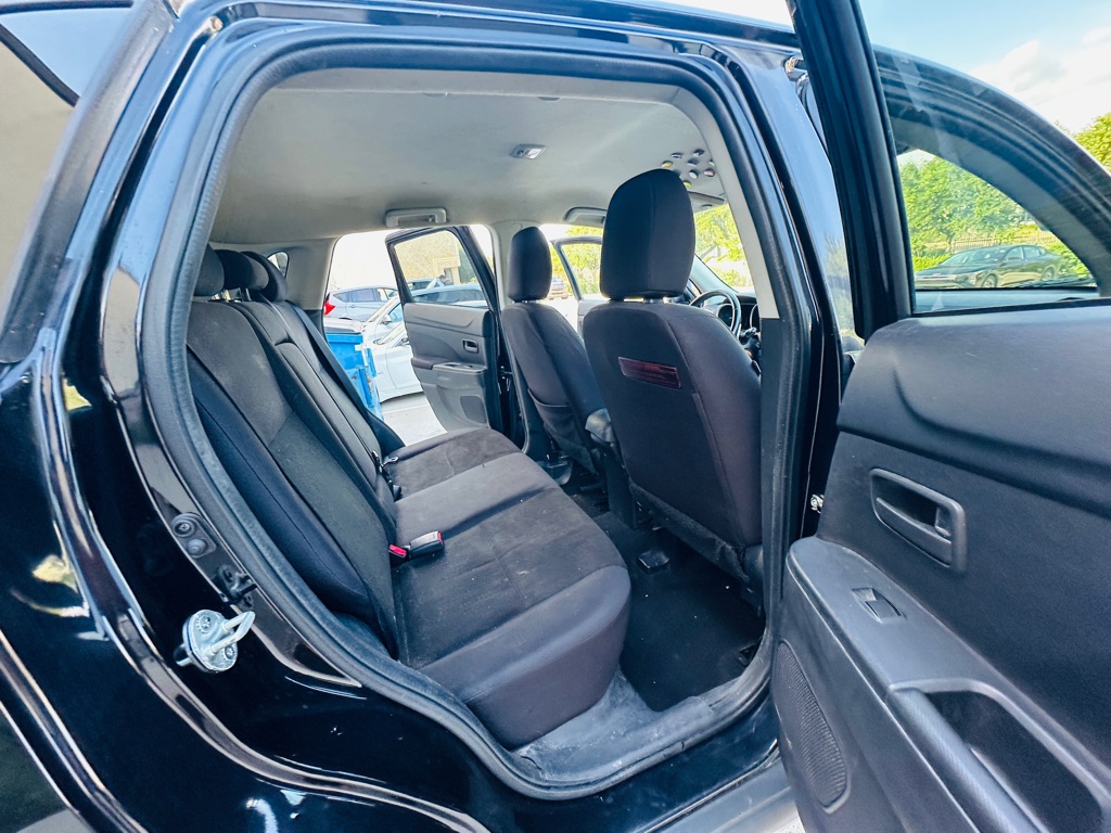 Photo 17 of this MITSUBISHI OUTLANDER SPORT