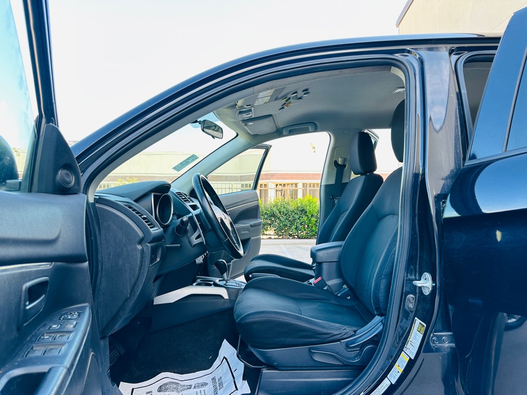 Photo 10 of this MITSUBISHI OUTLANDER SPORT