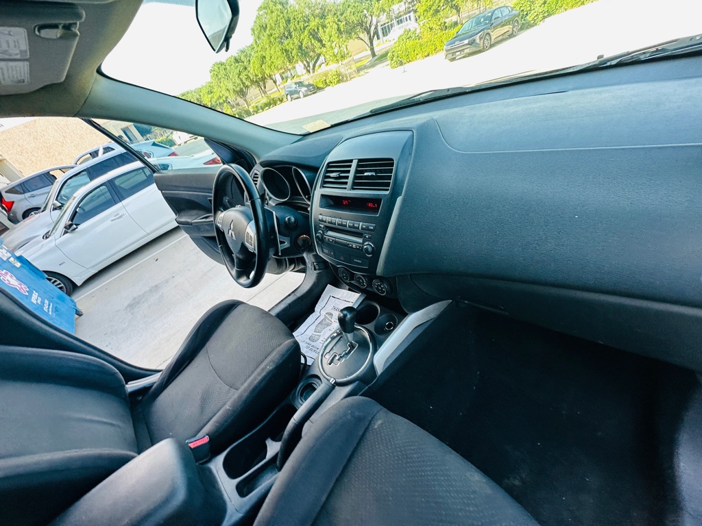 Photo 21 of this MITSUBISHI OUTLANDER SPORT