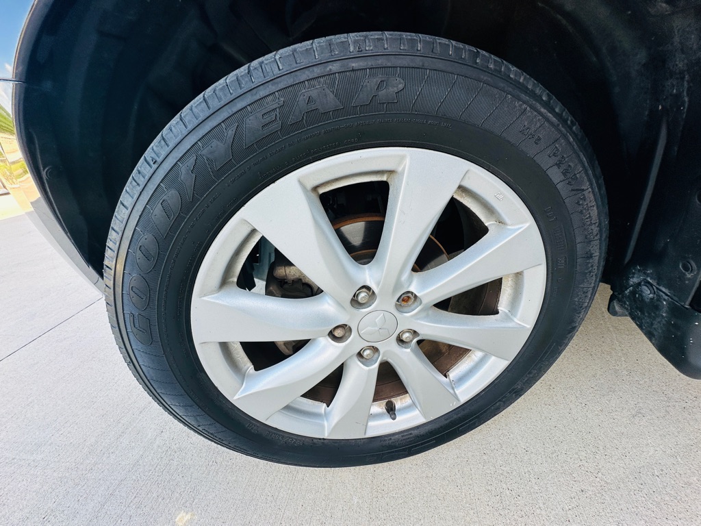 Photo 23 of this MITSUBISHI OUTLANDER SPORT
