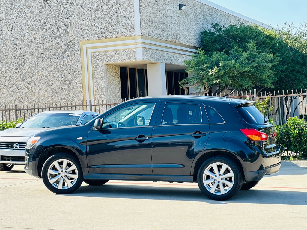 Photo 5 of this MITSUBISHI OUTLANDER SPORT