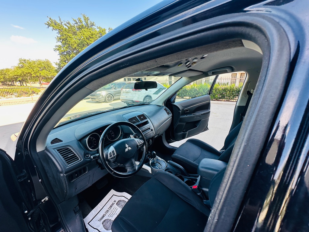 Photo 11 of this MITSUBISHI OUTLANDER SPORT