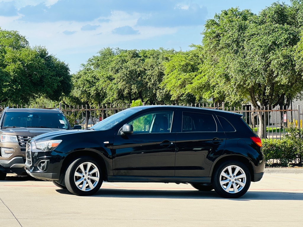 Photo 4 of this MITSUBISHI OUTLANDER SPORT