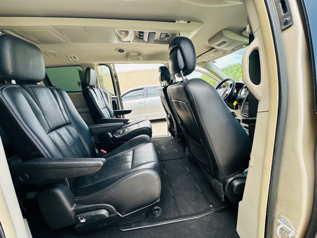 Photo 20 of this CHRYSLER TOWN & COUNTRY