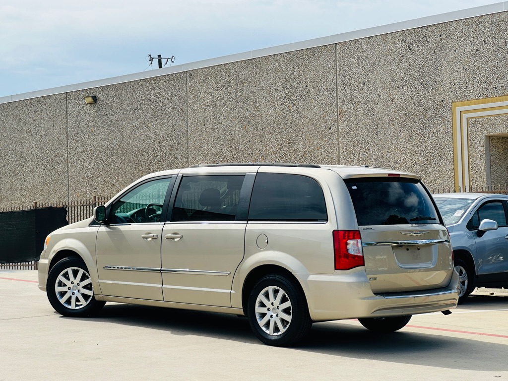 Photo 5 of this CHRYSLER TOWN & COUNTRY
