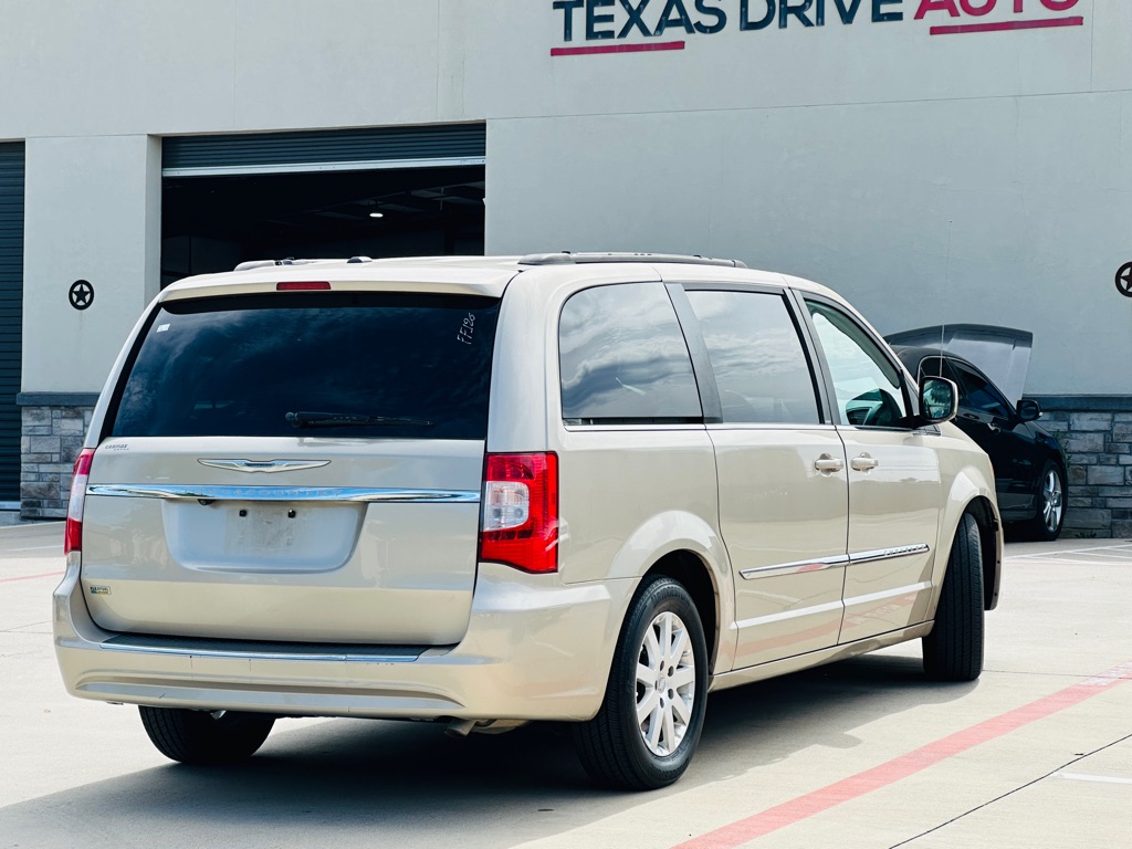Photo 9 of this CHRYSLER TOWN & COUNTRY