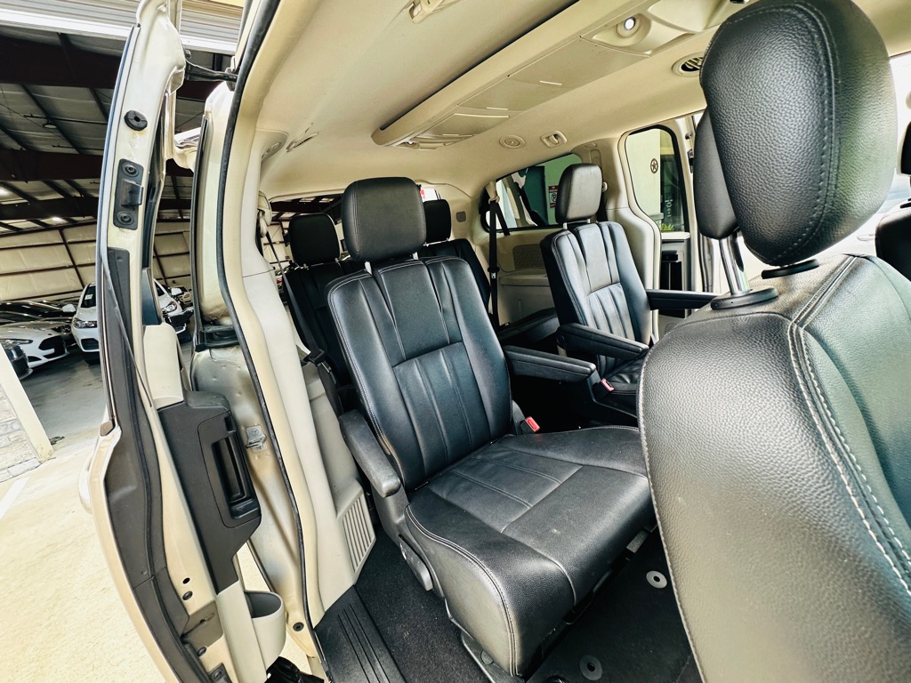 Photo 21 of this CHRYSLER TOWN & COUNTRY